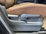 シートハイトアジャスターが付いているので運転姿勢を調整するのに便利ですね。身長に合ったシートポジションは安全運転や疲労軽減にもつながります。
