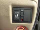 左側電動スライドドアは運転席からでも操作ができるように、ハンドル付近に開閉の操作スイッチが付いています。
