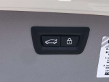 ボタン操作ひとつでトランクの開閉を可能とする電動トランクが付いております。