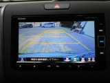 バックカメラの画像です。ガイドラインがスムースな車庫入れをサポートいたします。車庫入れの安心感がアップしますね。