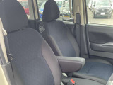 運転席と助手席はウォークスルーで移動できます。