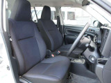 体をしっかり支えるシート形状と程よいクッション性で、運転姿勢を保ちやすい設計。シートポジションを細かく調整することが出来ますので体格に合わせたポジションづくりに対応します。