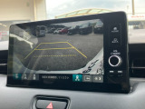 バックモニター装備。画面にて後方の確認が行えるので、バック駐車や車庫入れの際には重宝します。車の運転に慣れない方でも安心のガイドライン表示機能付。