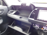 助手席前には上下2段の物入があります。上段はボックスティッシュ、下段は車検証入れを入れる方が多いです。