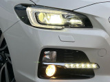 【LEDヘッドライト】悪天候や夜間走行時も良好な視界を確保し安心して運転できる高輝度LEDヘッドライトを装備!点灯速度が早く、消費電力も抑えられています。