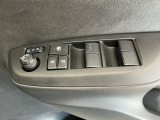運転席のスイッチで全てのウィンドウの開閉操作を行うことができます。ロックボタンをONにしておくと、運転席以外のウィンドウは作動しないのでお子様を乗せているときなども安心ですね♪