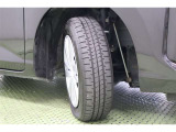 タイヤサイズ 165/65R14。 スタイリッシュなデザインのホイールキャップ付きスチールホイールを装着しています。
