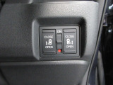 両側電動スライドドア。荷物で手が塞がる時など簡単にドアの開閉が出来ます。何より力いらずで開閉OK。女性やお年寄りにも優しい。電動機能はOFFにもできますから元気なお子様の駆け出しも安心。