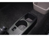 ドリンクホルダーは前席中央に。