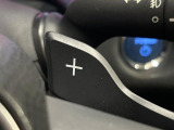 【パドルシフト】ハンドルから手を離さずに素早くシフトアップ&ダウンができるので、エンジンブレーキを使う下り坂や高速道路の合流で加速したい場面で役立ちます。