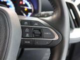 アダプティブクルーズコントロール機能付きです。走行中に先行車の様子を検知しながら、設定した車速の範囲内で先行車との距離のキープを支援します。詳細は販売店スタッフまでおたずねください。