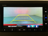 リバースギアに入れるだけで後方の表示へ切り替わります。夜間や雨の日の駐車も楽になりますよ。