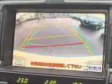 カラーバックカメラが付いています!バックにギアを入れると、後方視界が自動的にマルチ画面に映し出されます!夜も明るく見えますので、すごく便利!!一度使うとカメラ無しには乗りたくない程!