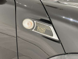 さりげない場所にも特別感を。BOND STREET専用ロゴが、オーナーだけの特別な一台であることを印象づけます