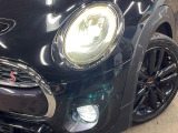 ●LEDヘッドライト:夜間走行時も良好な視界を確保し安心して運転できる高輝度LEDヘッドライトを装備!点灯速度が早く、消費電力も抑えられています。