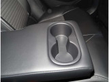 二列目シートの背もたれの中にドリンクホルダーが隠されていて手に取りやすい位置にドリンクホルダーが付いていて、とても便利ですよ(*^-^*)