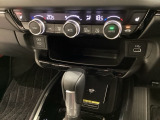 オートエアコンがついてます。左右独立で温度設定のできるデュアルオートエアコンです。パネル内のシートヒータースイッチは前席の左右別々に温度設定ができます。