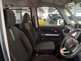 運転席の画像です。足元やシートまわりに余裕があり、リラックスした姿勢で運転が可能です。視界も良好で操作系へのアクセスもしやすく、快適で安心感のあるドライブをサポートします。
