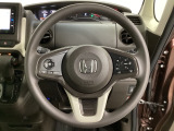ハンドルにHondaセンシング系のクルーズコントロールやレーンキープアシストなどのスイッチと、オーディオの操作スイッチが装備されています。ハンドルから手を離さず安全に操作できます。