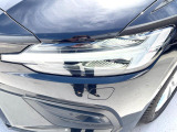 【LEDヘッドライト】ハイビームを先行車や対向車にあてず、その両サイドではハイビーム照射を維持。見える範囲が段違いに広くなりました。北欧神話に登場するトールハンマーをモチーフにデザイン。