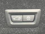 ●電動リアゲート:ワンタッチでリアゲートの開閉ができ、荷物などで両手が塞がっている状態でも簡単に開閉ができる便利機能です。