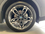BMWの純正アロイホイールは軽量かつ強度にも優れているホイールで走行性能を引き上げる設計になっております。足元にもBMWは妥協がなくこだわっている個所になります。