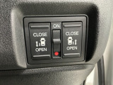 【両側パワースライドドア】両側がパワースライドドアになっており、運転席のスイッチやスマートキーでも開閉が可能です!開口部も広いので乗り降りも楽々♪