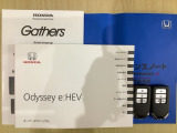 スマートキーは鍵をバッグに入れたままでもドアロックの開閉やエンジンのON・OFFができます。夜間や雨の日も鍵を探さなくて良いので便利です。