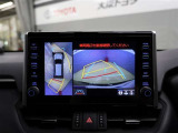 パノラミックビューモニター付きです。車両を上から見たような映像をディスプレイオーディオ画面に表示。運転席からの目視だけでは見にくい、車両周辺の状況をリアルタイムでしっかり確認できます。