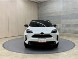 お車購入のポイントとなるフロントマスクです!シャープな目つきが印象的なデザインのヘッドランプです。