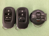 スマートキーを装備しています。鍵を差し込むことなくドアロックの開け閉めと、スタートボタン操作でのエンジンスタートができます。ボタン操作でトランクが開けられる電動テールゲートのボタンもついています。
