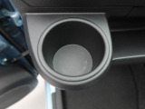カップホルダーは運転席や助手席からちょうど手の届く位置です!!