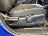 シートハイトアジャスターが付いているので運転姿勢を調整するのに便利ですね。身長に合ったシートポジションは安全運転や疲労軽減にもつながります。