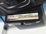 【デジタルインナーミラー】車両後方カメラの映像をルームミラーに映すことが出来ます。 そのため、後席に人や荷物があって後方が見えづらい場合でもしっかり視界を確保することが出来ます。