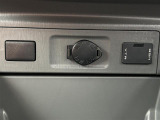 【アクセサリーソケット(電源ソケット)】電源からケーブルをつなげば、スマートフォンなどの電子機器の充電などを行うことができます!ゲーム機器や、カメラの充電にも便利ですね。