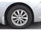 純正のアルミホイールは高い剛性を持ち、スバル車の走行安定性に貢献します。