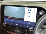 パノラミックビューモニターを装備。駐車場や交差点でクルマを真上から見るように周囲を確認できます。機能の詳細は販売店スタッフまでおたずねください。