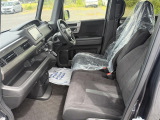 水平基調のインパネは運転者の広い視覚を確保しています。右左折時に歩行者の存在を気づきやすい工夫もされています。