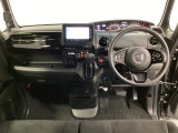 車内は光触媒抗菌消臭施工済です。スタイリッシュなデザインでスポーティなインパネ周りを演出します。グローブボックスやカップホルダーのほかにトレーなどたくさんの収納スペースが付いています。