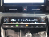左右独立温度コントロールフルオートエアコンです。運転席、助手席それぞれで独立して温度設定ができます。冷え性の方が乗っても安心ですね♪