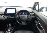 スポーティームード溢れる運転席周りですね。 クイックなドライビングに対応できるよな運転席回りになっています。 ドライブがますます楽しくなりますね!
