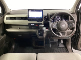 車内は光触媒抗菌消臭施工済です。スタイリッシュなデザインで暖かみのあるインパネ周りを演出します。グローブボックスやカップホルダーのほかにトレーなどたくさんの収納スペースが装備されています。