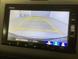 リバースギアに入れるだけで後方の表示へ切り替わります。夜間や雨の日の駐車も楽になりますよ。