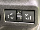 【両側パワースライドドア】スマートキーや運転席のスイッチで後席両側スライドドアの開閉が可能♪電動だから力を入れてドアを開ける必要が無く、小さなお子様でも簡単に開け閉めでき快適です♪