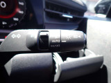 オートライト機能が装備されており暗い場所に入ると車両が検知しライトのON・OFFを自動的に切り替えてくれますので非常に便利な装備です♪