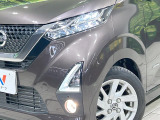 【LEDヘッドライト】悪天候や夜間走行時も良好な視界を確保し安心して運転できる高輝度LEDヘッドライトを装備!点灯速度が早く、消費電力も抑えられています。
