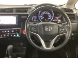 【ハンドル】運転にかかわる様々な操作を安全に行えるように視点移動が少なく操作性に配慮されたスイッチ類が凝縮されたコックピットです。