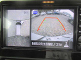 【アラウンドビューモニター装備】 バックカメラによる後方の確認だけでなく4つのカメラで真上から見ている様に周囲360度を写し出し、自車周辺の詳細な状況を確認出来ます。狭い場所での取り回しも安心です。