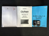 スマートキーは鍵をバッグに入れたままでもドアロックの開閉やエンジンのON・OFFができます。夜間や雨の日も鍵を探さなくて良いので便利です。
