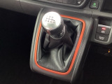 インパネシフトを採用しているので、前席の足元も広々としています。運転席と助手席の行き来もスムーズです!